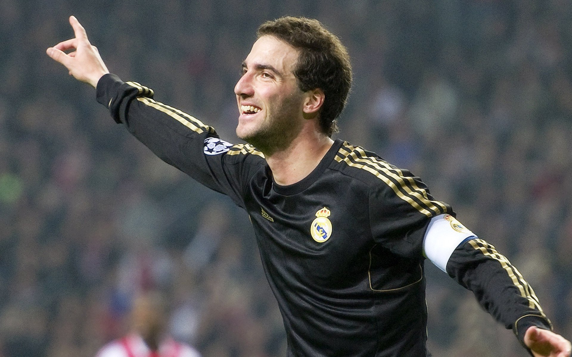 绝境之王！39岁詹姆斯最后三分钟燃爆全场，这一次，他赌上了整个生涯的尊严